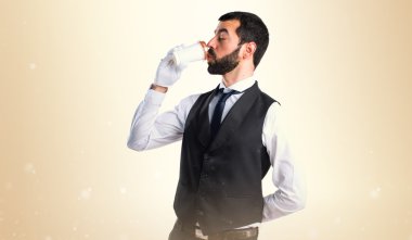 Bir fincan kahve tutan lüks garson