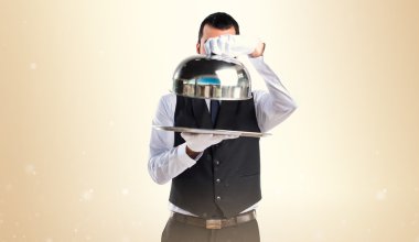 Bir tepsi tutarak lüks garson