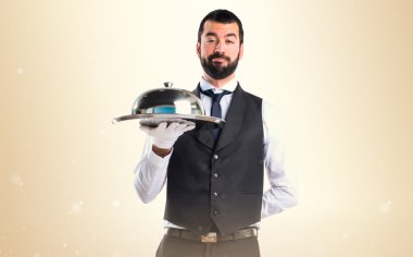 Bir tepsi tutarak lüks garson