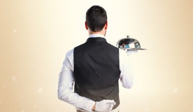 Bir tepsi tutarak lüks garson