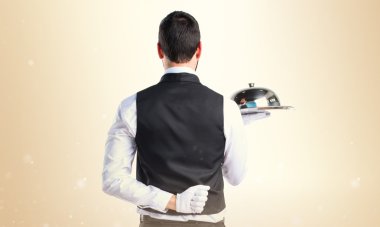 Bir tepsi tutarak lüks garson