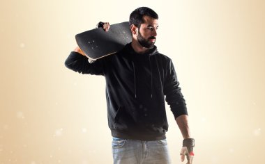 Adam yan seyir kaykay ile