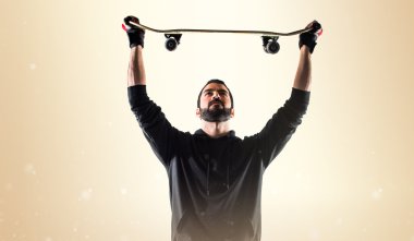 Kaykay ile şanslı adam