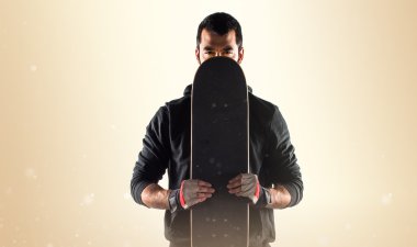 Adam onun kaykay saklanıyor 