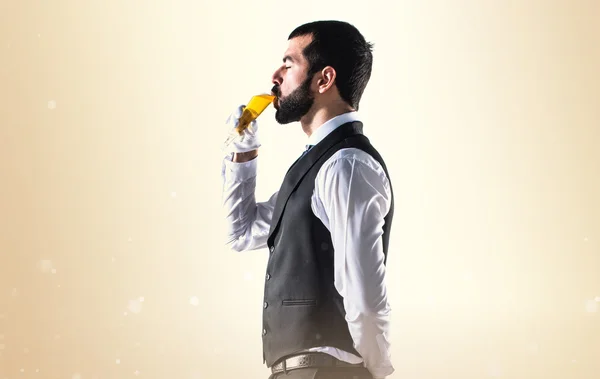 Camarero de lujo con champán — Foto de Stock