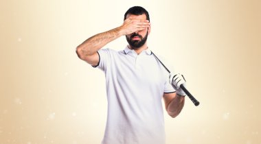 Gözlerini kapsayan golfçü