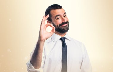 ok işareti yaparak işadamı