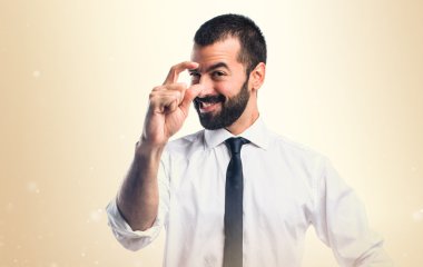 Küçük işareti yapıyor işadamı