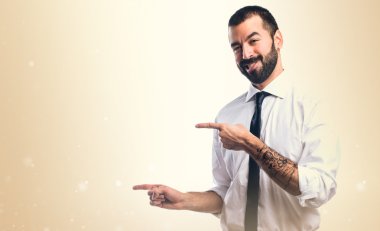 Lateral için işaret eden işadamı