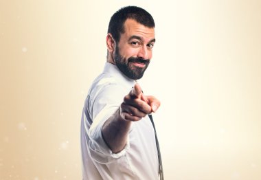 öne doğru işaret eden işadamı