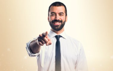 öne doğru işaret eden işadamı