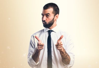 öne doğru işaret eden işadamı