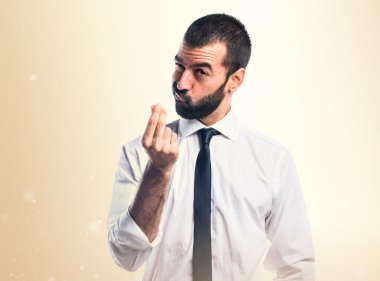 İşadamı bir para hareketi yapıyor