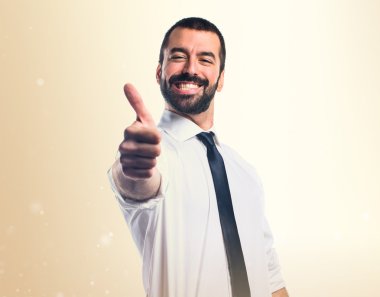 Baş parmağı havada bir iş adamı.