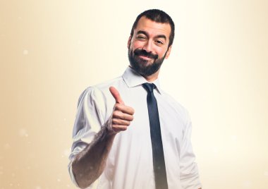 Baş parmağı havada bir iş adamı.