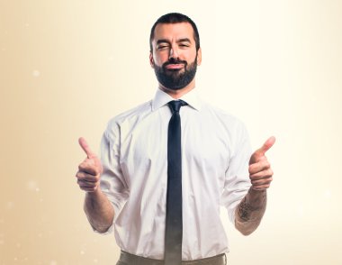 Baş parmağı havada bir iş adamı.