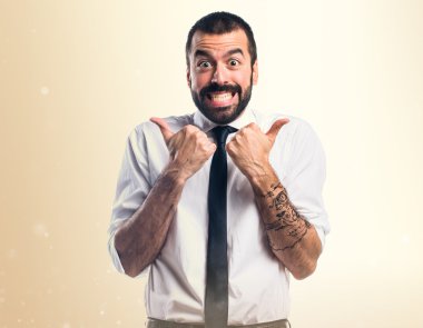 Baş parmağı havada bir iş adamı.