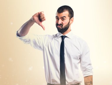 İşadamı kötü sinyal yapıyor