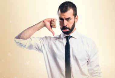 İşadamı kötü sinyal yapıyor