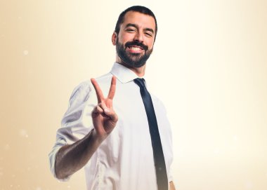 Zafer jest yapıyor işadamı