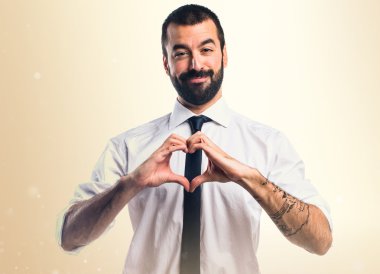 İşadamı elleri ile bir kalp yapma