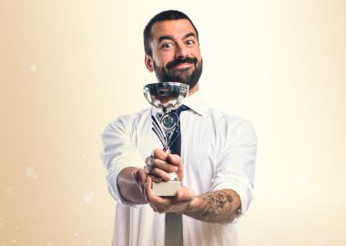 Elinde bir kupa tutan iş adamı