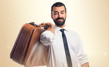 Elinde evrak çantası olan bir iş adamı.