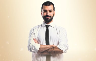 Kollarını kavuşturmuş bir iş adamı.