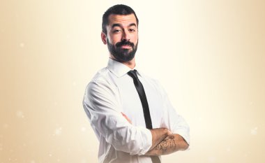 Kollarını kavuşturmuş bir iş adamı.