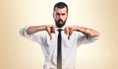 İşadamı kötü sinyal yapıyor