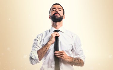 Beyaz arka plan üzerinde işadamı 