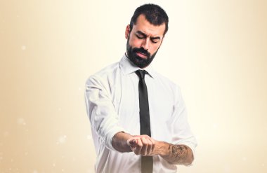 Beyaz arka plan üzerinde işadamı 