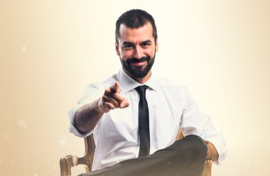 öne doğru işaret eden işadamı