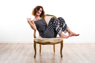 Model kadın vintage koltuk üzerinde