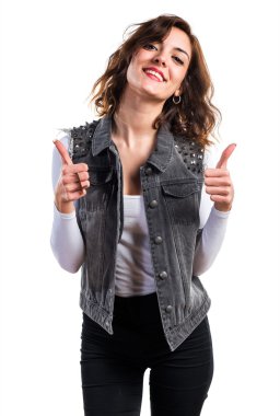 başparmak ile güzel kız