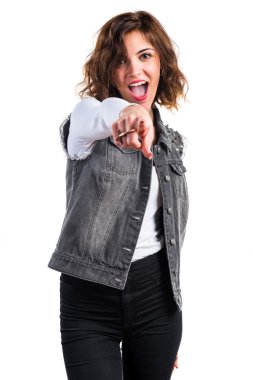 Güzel kadın önüne işaret