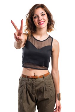 Güzel kız zafer jest yapıyor