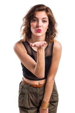 kadın bir öpücük gönderme