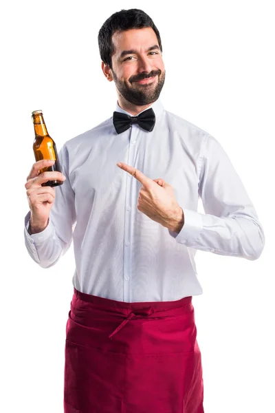 Garçom segurando uma cerveja — Fotografia de Stock