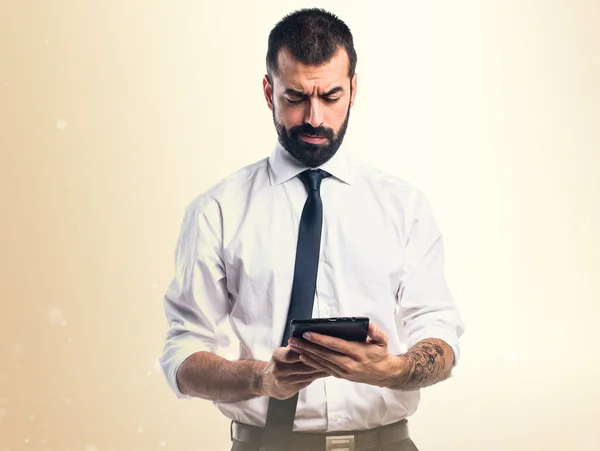 Geschäftsmann hält ein Tablet in der Hand — Stockfoto