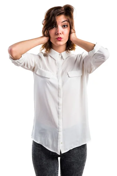 Linda chica cubriéndose las orejas — Foto de Stock