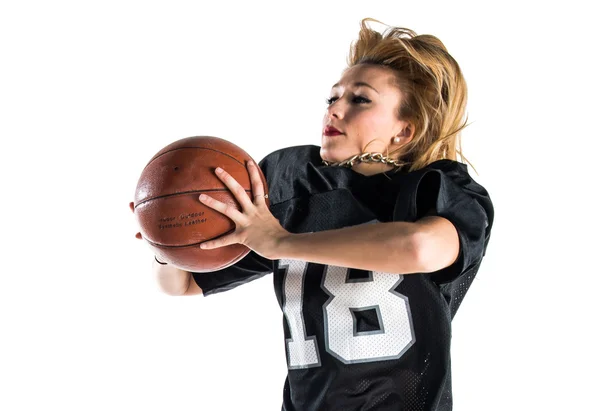 Mulher pulando e jogando basquete — Fotografia de Stock