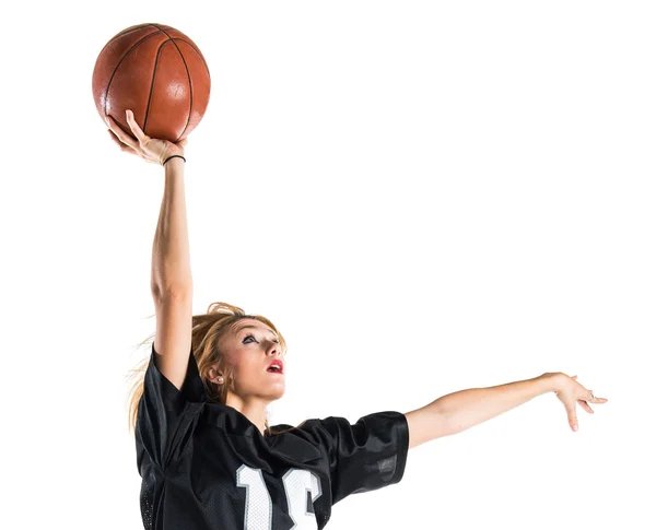 Mujer saltando y jugando baloncesto — Foto de Stock