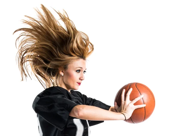 Mulher pulando e jogando basquete — Fotografia de Stock