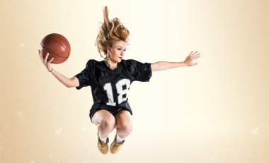 Atlama ve basketbol oynayan kadın