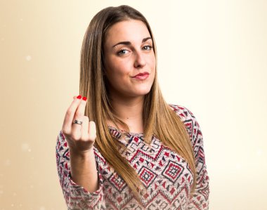 Sarışın kadının bir para hareketi yapması