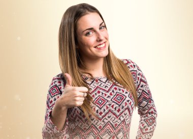 Başparmak ile sarışın kadın