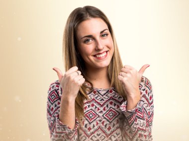 Başparmak ile sarışın kadın