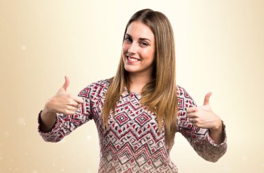 Başparmak ile sarışın kadın