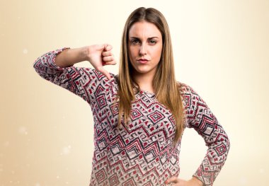 Sarışın kadının kötü sinyal yapması